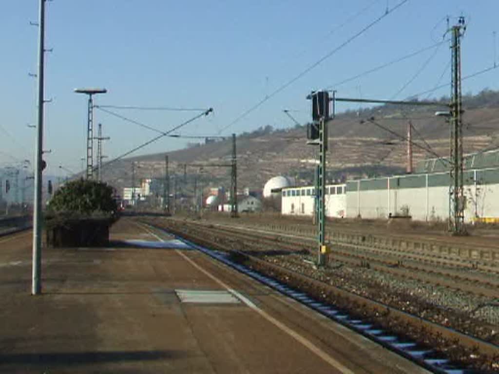 Ein ET 425 Vollzug als RE nach Ulm Hbf, der seit Fahrplanwechsel auf dieser Route fhrt, fhrt in den Bahnhof Esslingen (Neckar) ein (24.12.2007)