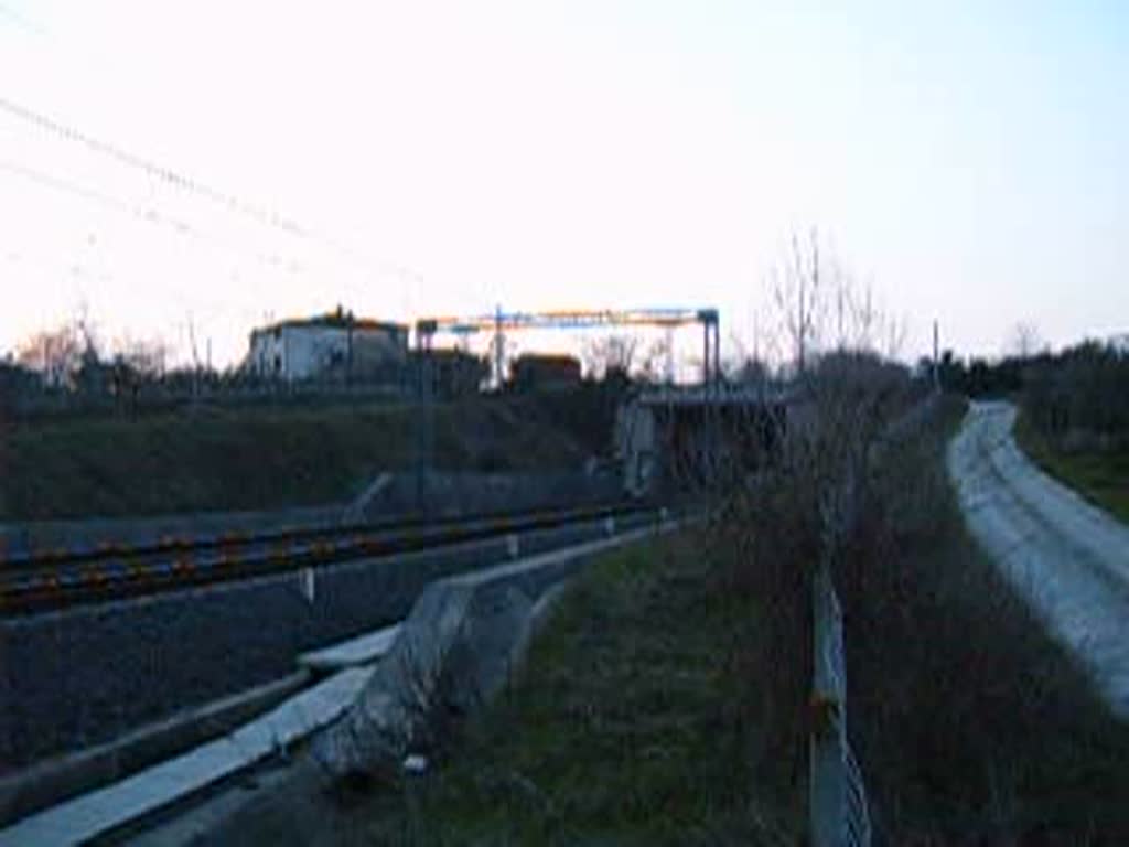 Ein ETR 500 auf der NBS bei Arezzo (Toskana) fhrt in der Abenddmmerung in Richtung Rom mit sicher ber 200 km/h... (02.05.2005)