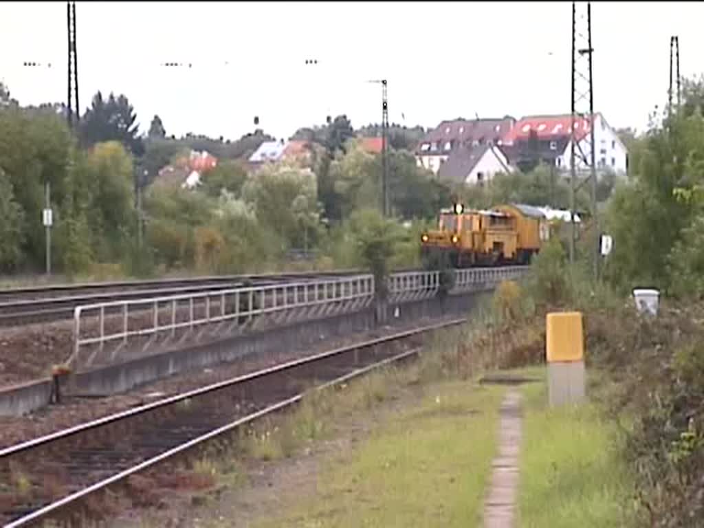 Ein Gleisbauzug fhrt langsm an der Pfaff Haltestelle in Kaiserslautern vorbei. Aufgenommen am 21.09.08.