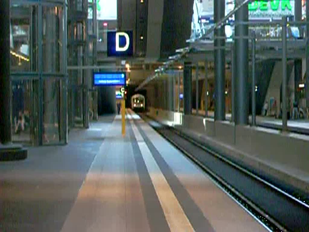 Ein IC durchfhrt Berlin Hbf(tief) ohne Halt. Hinten schiebt eine Lok der Baureihe 101.