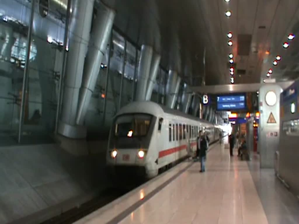Ein IC in Frankfurt am Main Flughafen Fernbahnhof am 16.04.11