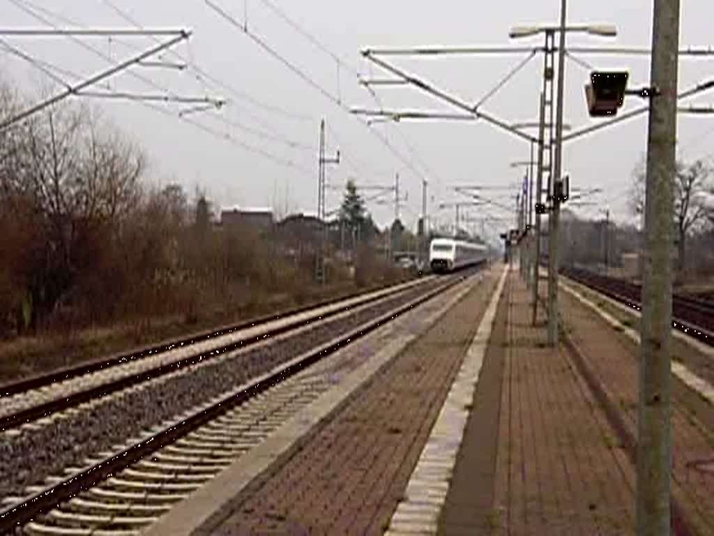 Ein ICE 402 mit offnener Klappe durchfuhr am 04.04.2009 den kleien Bahnhof Dedensen/Gmmer in Richtung Wunstorf.