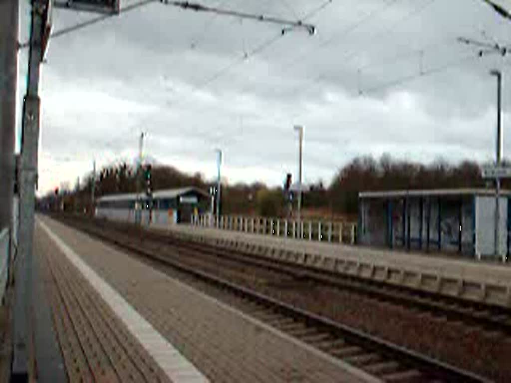 Ein ICE-T fhrt mit 200km/h durch den Bahnhof Burgkemnitz durch.(17.03.2007)