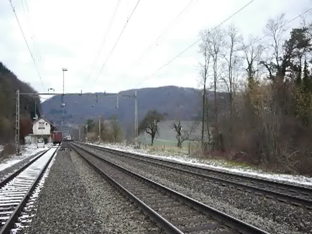 Ein ICN beim stillgelegten Bahnhof Hornussen im Aargau am 22.1.2011.