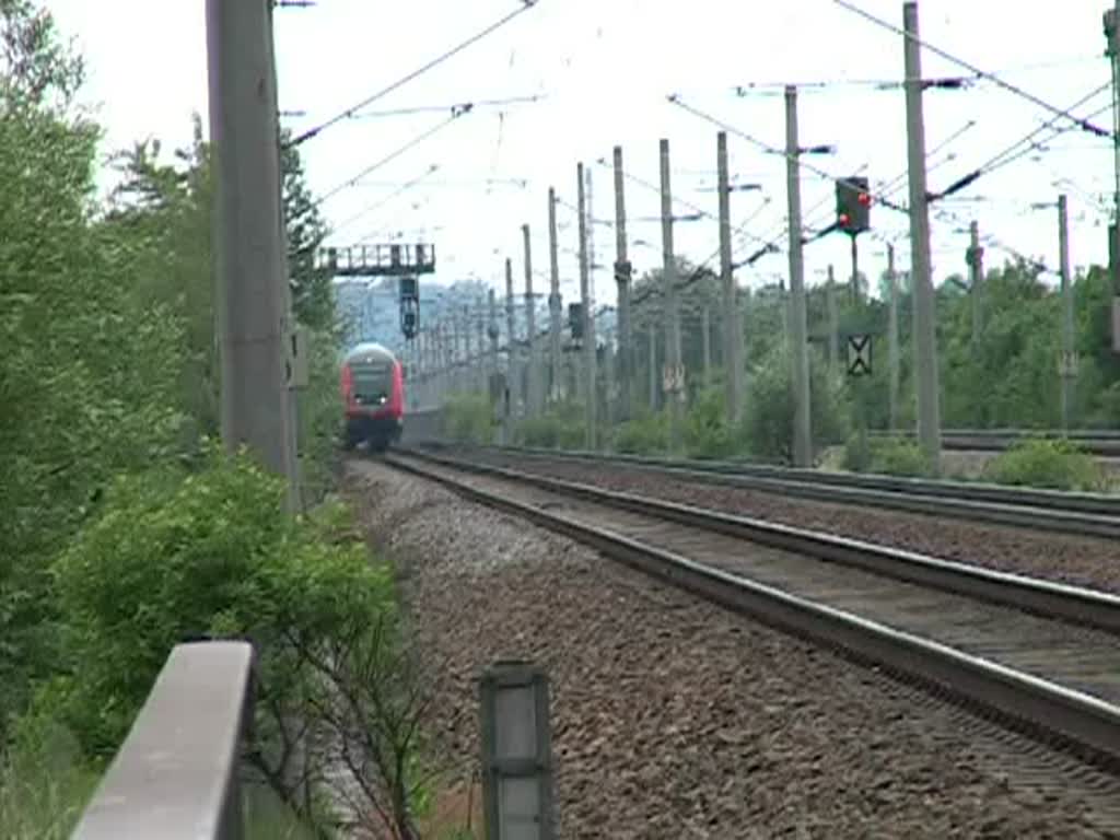 Ein RE aus Konstanz nach Karlsruhe gefilmt im freien Gelnde bei Ottersweier/Bhl am 23. Mai 2008 um ca. 16 Uhr. Ich hatte mich beim Filmen hinter das Brckengelnder gestellt und meinen Ellbogen auf dem Gelnder abgesttzt. Fr alle die meinen, ich wre zu dicht am Gleis gestanden :) (0:18 Minuten)