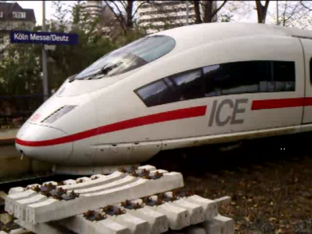 Ein unbekannter ICE3 fhrt zusammen mit 403 019  Duisburg  auf der Fahrt von Essen Hbf nach Mnchen Hbf aus dem Bahnhof Kln-Messe/Deutz(tief) aus. 29.03.08