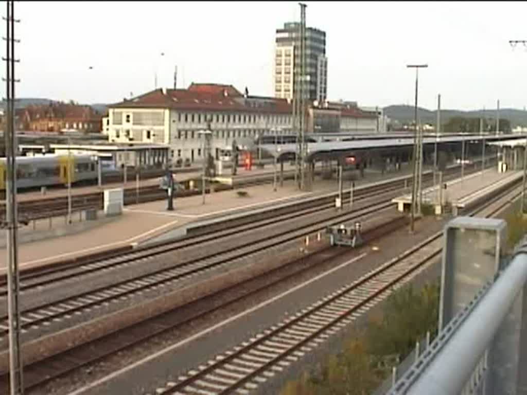 Eine 140er zieht einen GZ am Abend des 17.09.08 durch den Kaiserslauterer Bahnhof.