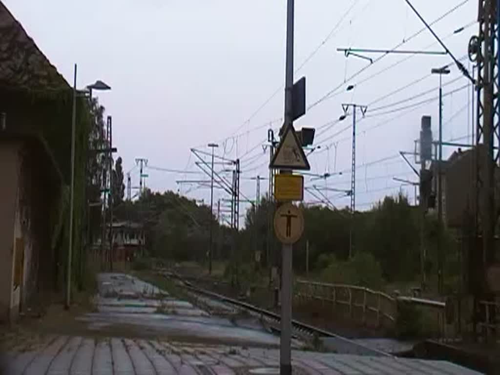 Eine 216, der Gleisbaufirma Wiebe, bei der Durchfahrt in Lehrte am 22. Juli 2010.