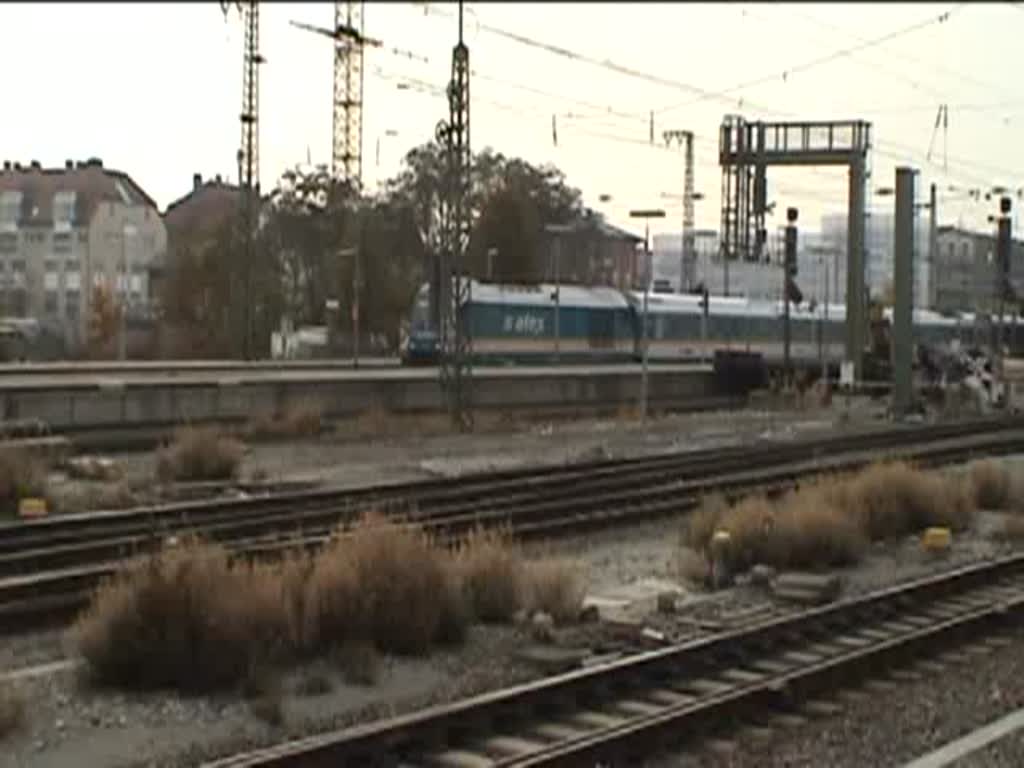 Eine Alex-223 zieht Kurswagen aus Lindau und Oberstdorf aus dem Bahnhof Mnchen-Pasing heraus in Richtung Mnchen Hbf. Im Anschluss erreicht eine S-Bahn der Linie 5 nach Herrsching den Bahnhof. (31.10.2009)