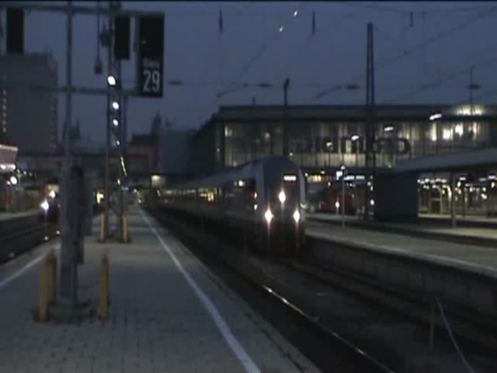 Eine Alex-Garnitur mit Kurswagen nach Lindau und Oberstdorf wird von einer Lok der Baureihe 223 aus dem Mnchener Hbf gezogen und verschwindet in der Abenddmmerung im riesigen Gleisvorfeld. (31.10.2009)