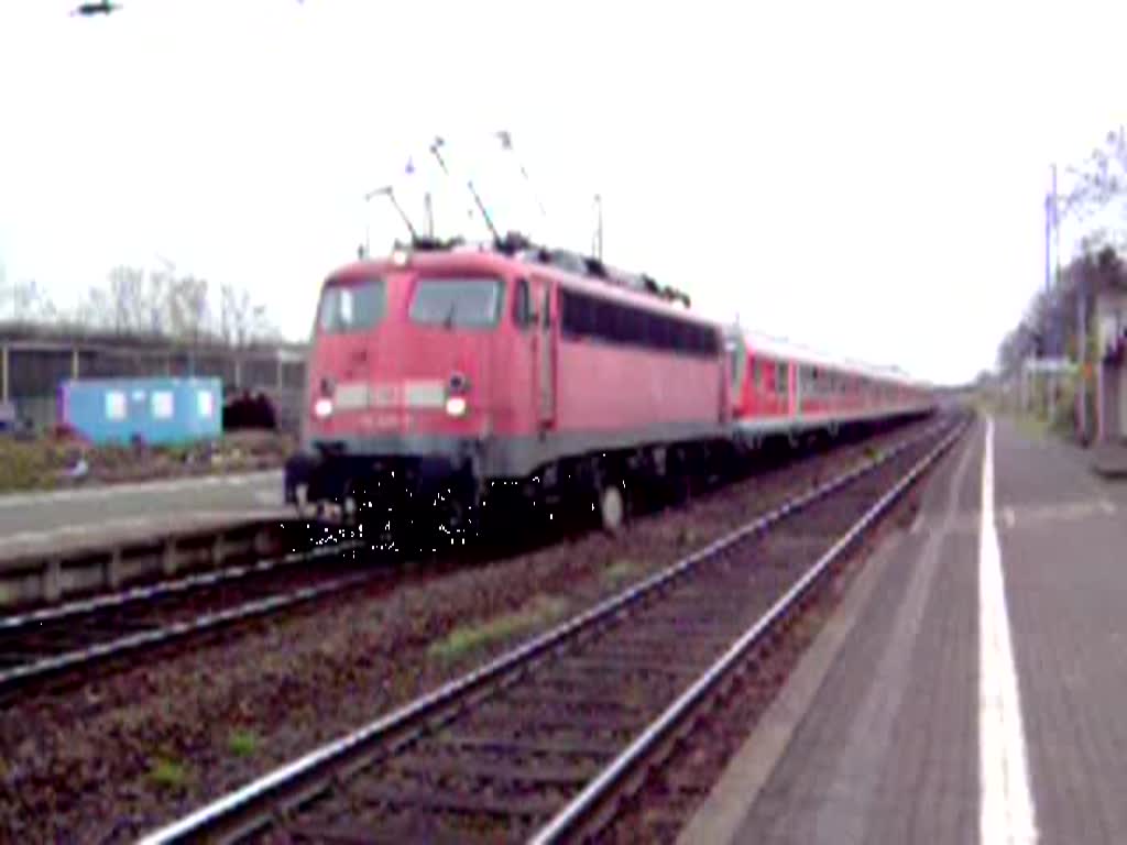 Eine BR 110 fhrt in den Bahnhof Bonn-Beuel ein.