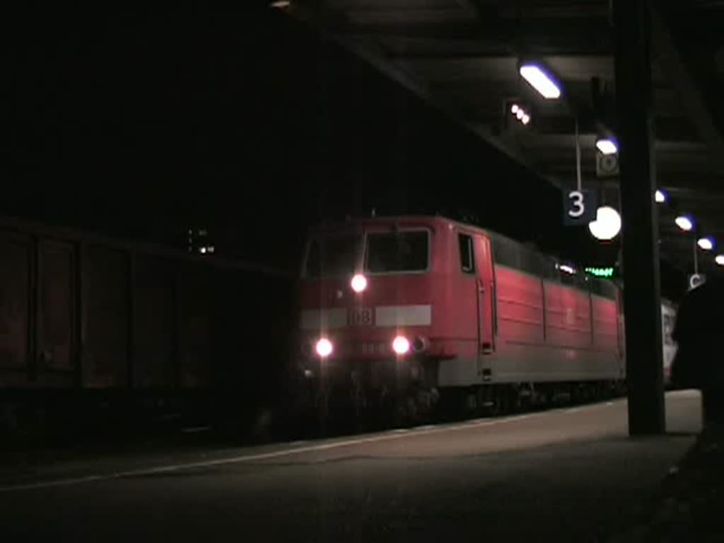 Eine BR 181 209-8 zieht die bunten Wagen der BB als EuroNight EN 265 a.k.a.  Orient-Express  am Abend des 19. Januar 2008 um 22:42 Uhr aus dem Bahnhof Kehl in Richtung Wien Westbahnhof. Es sind nur 5 Waggons. Darunter Schlaf- und Liegewagen.
