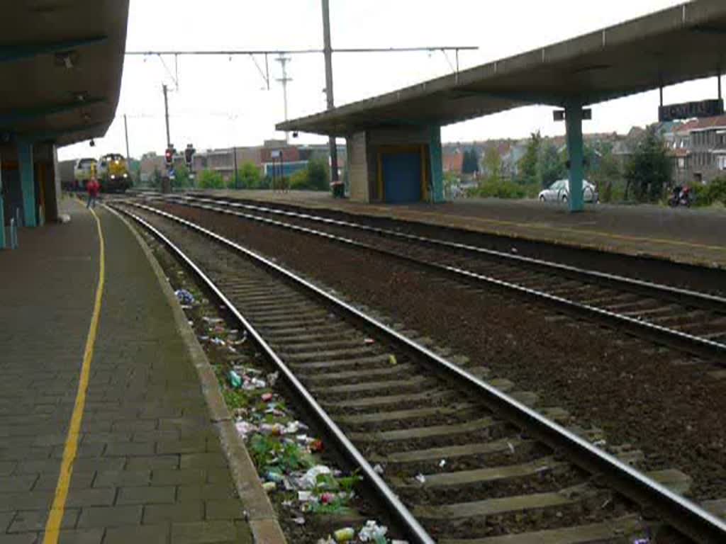 Eine Doppeltraktion der BR 77 mit langen Gterzug durchfhrt den Bahnhof von St.Niklaas am 13.09.2008