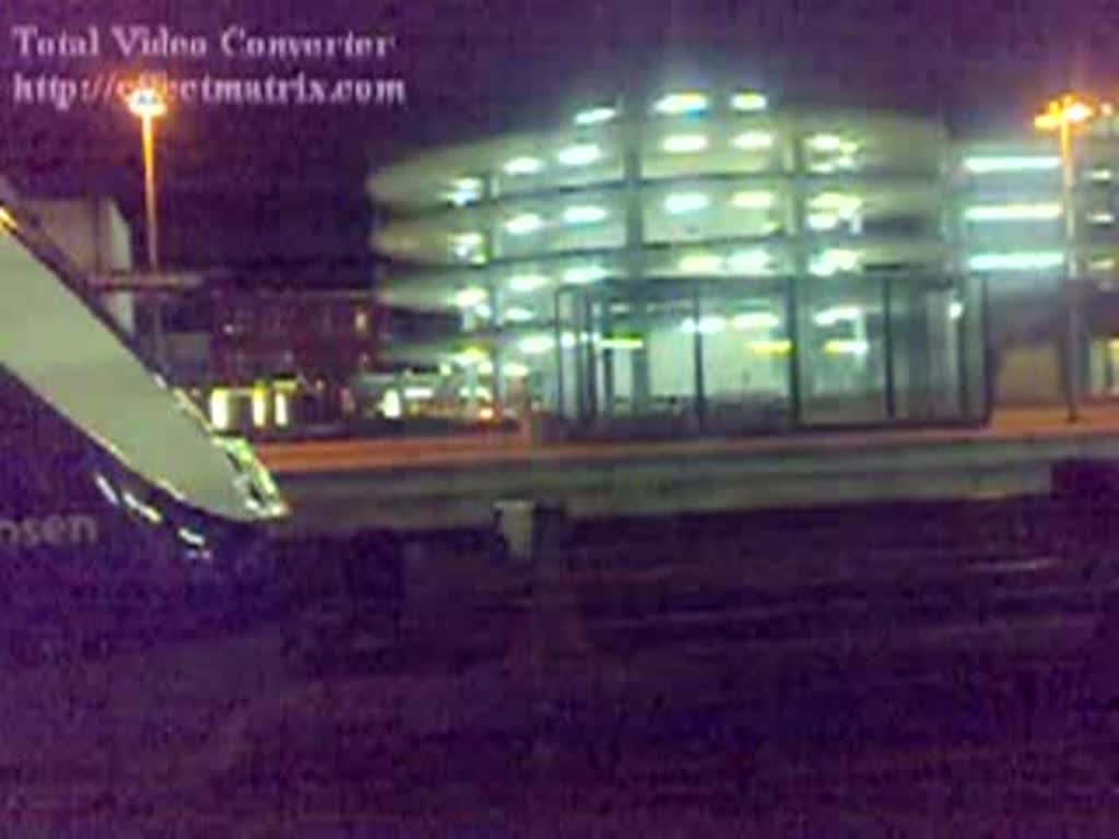 Eine Dreiertraktion der NWB fhrt am Abend von Osnabrck im Wilhelmshavener Bahnhof ein