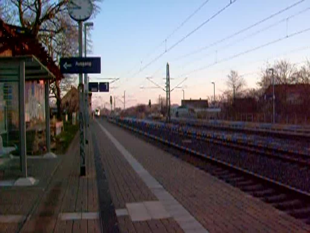 Eine ICE-Doppeleinheit, bestehend aus BR 415 und BR 411, auf dem Weg von Berlin nach Leipzig. Hier bei der Durchfahrt im Bahnhof Grfenhainichen.