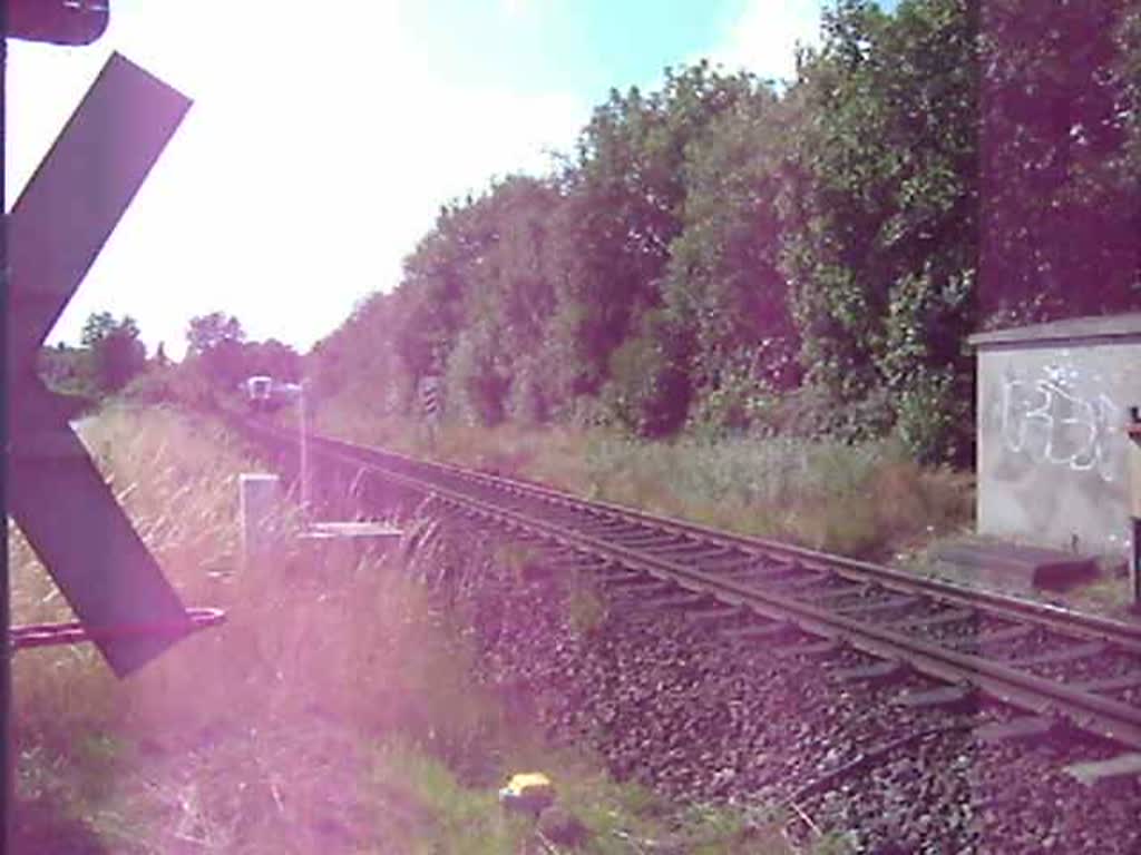 Eine NordOstseeBahn mit ER20 nach Hamburg Altona fhrt in Tinnum ber einen Bahnbergang