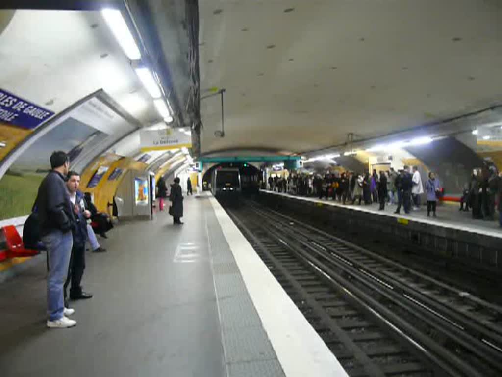 Eine Pariser Metro der Linie 1 fhrt am 23.2.2008 in die Station Charles de Gaulle Etoile, ber der sich der Triumpfbogen befindet.

