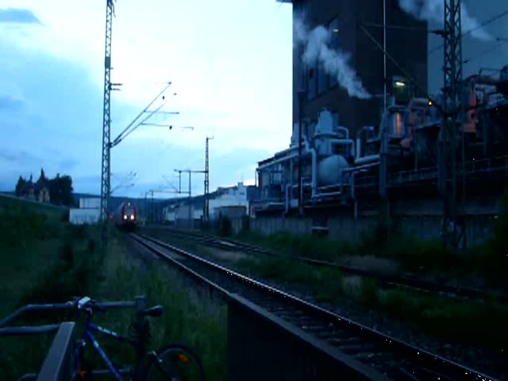 Eine RB aus Groheringen wird in Krze ihren Endbahnhof Saalfeld (Saale) erreichen. Hier berquert sie die Saalebrcke kurz hinter Rudolstadt-Schwarza. (09.06.2009)