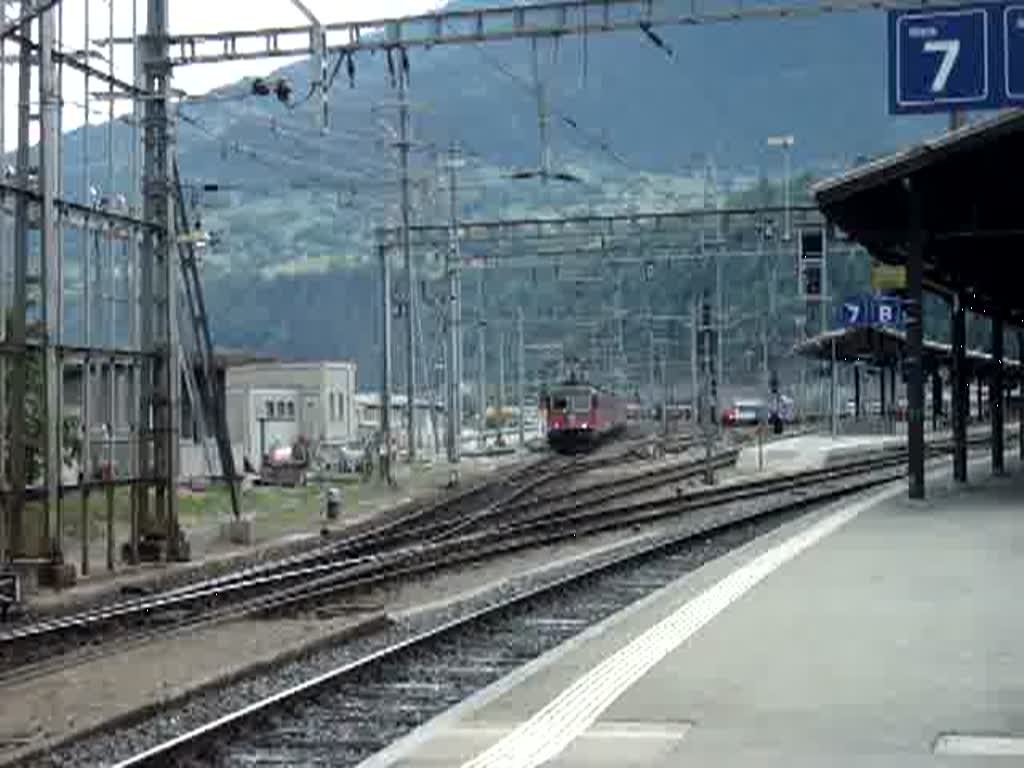 Eine Re 30/30-Komposition verlsst am 3.6.2007 den Bahnhof Brig in Richtung (alter) Ltschbergtunnel.