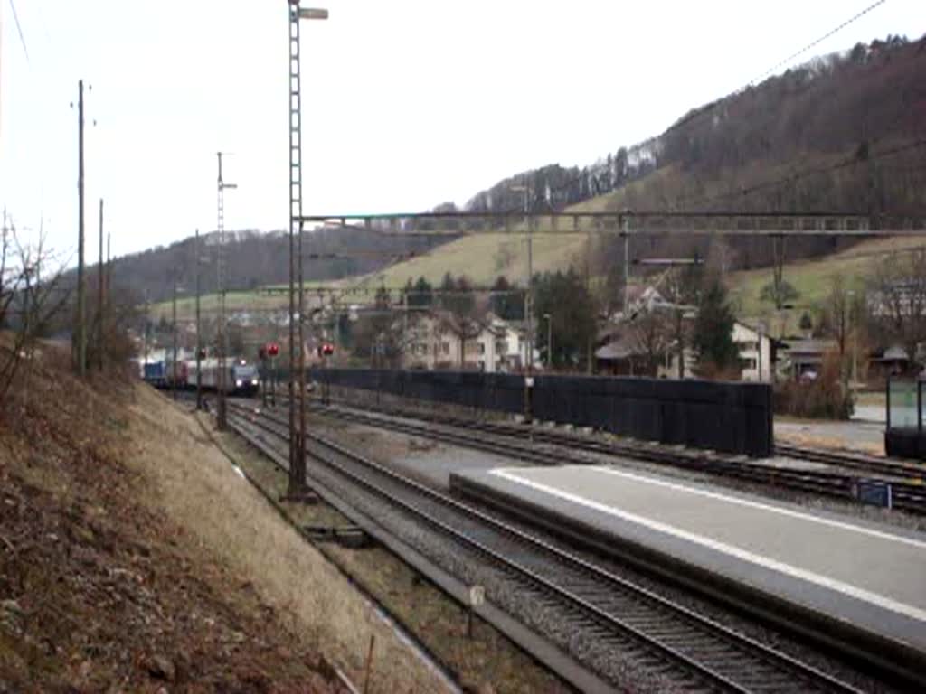 Eine Re 465 durchfhrt mit einem HUPAC-Zug den Bahnhof Tecknau am 09.01.2008