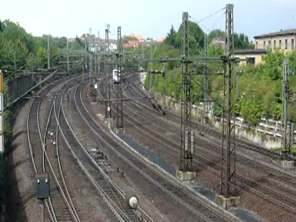 Eine RegioTram der Linie 5 auf der Fahrt nach Melsungen legt in Kassel-Wilhelmshhe gleich einen kleinen Stopp ein. (25.07.2009)