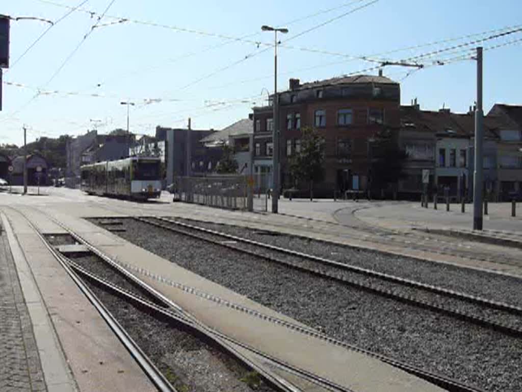 Eine Staenbahn der Kustlijn fhrt aus dem Depot in die Haltestelle Oostende Station ein. 14.09.2008
