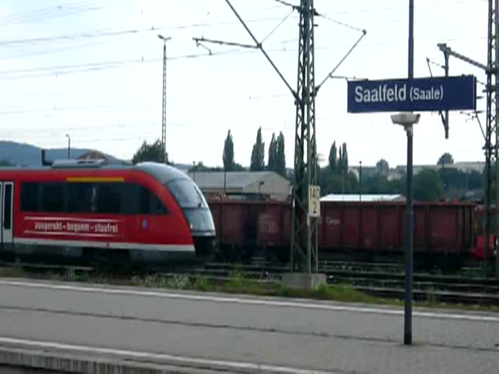Einer der beiden Desiros, die eben aus Leipzig gekommen waren, wird nun abrangiert und verschwindet irgendwo auf dem Saalfelder Bahnhofsgelnde. (08.08.2009)