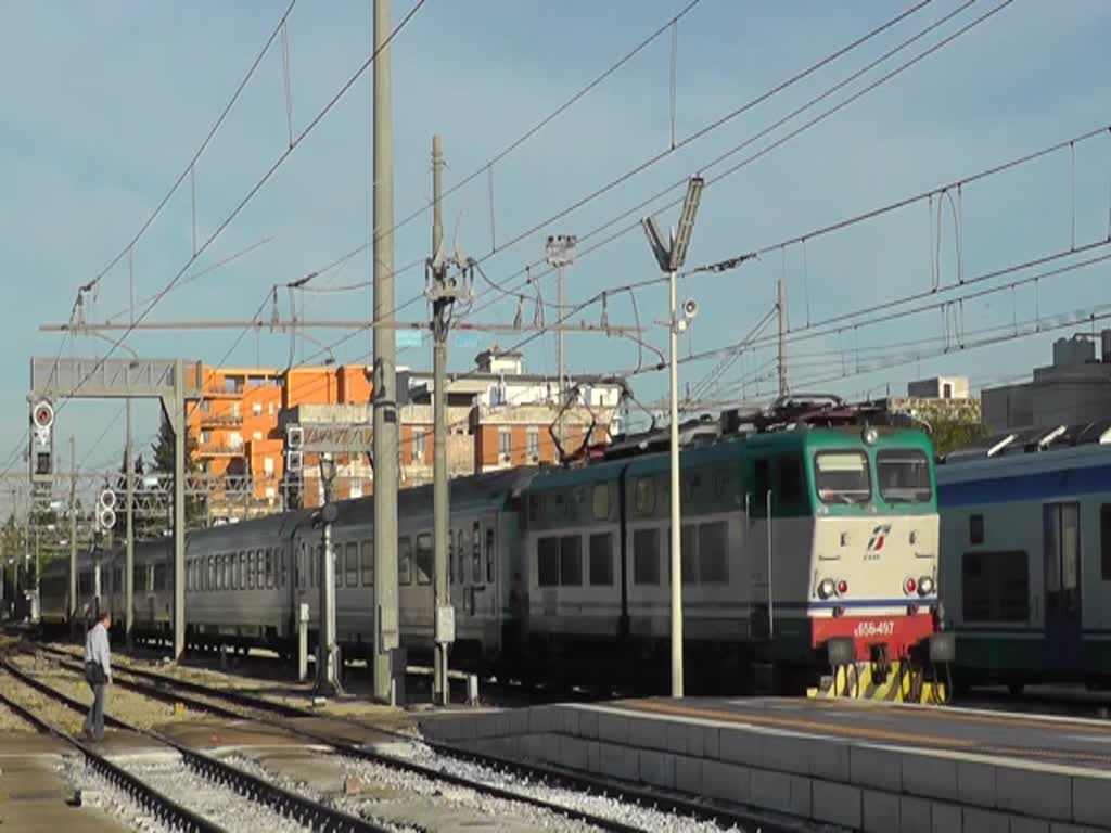 Einfahrt eines Schnellzugs mit E.656 497 am 15. Oktober 2012 in Foggia.