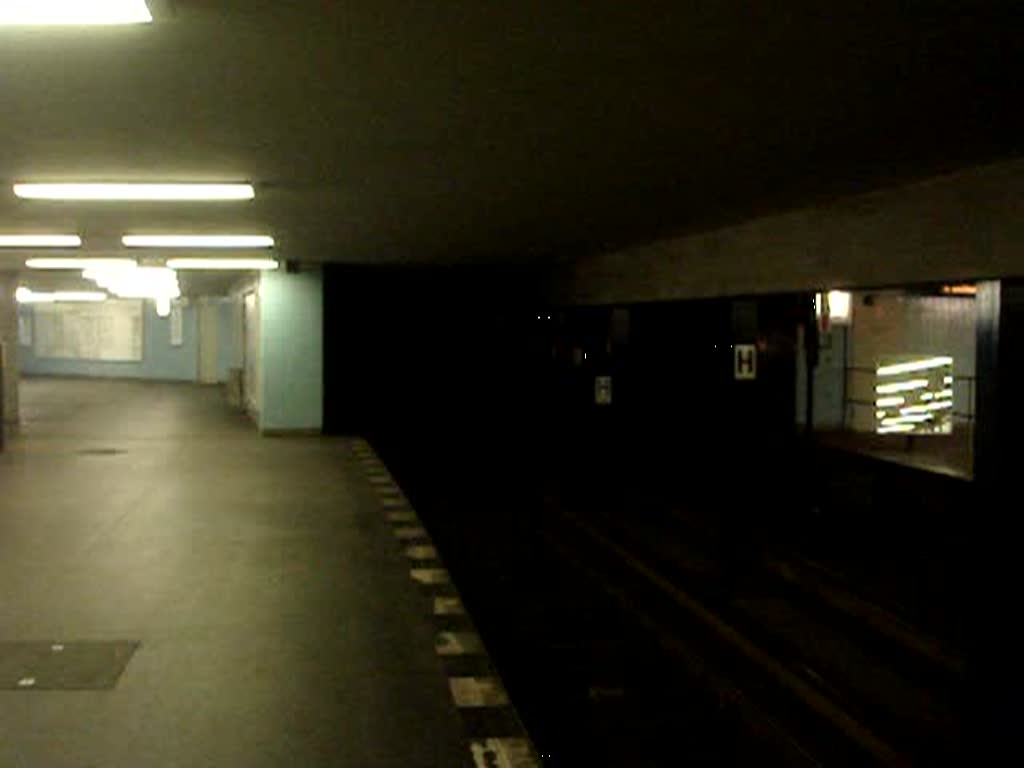 Einfahrt der U3 nach Nollendorfplatz (Gleisdreieck) in den Bahnhof Spichernstrae. Aufgenommen am 04.08.07