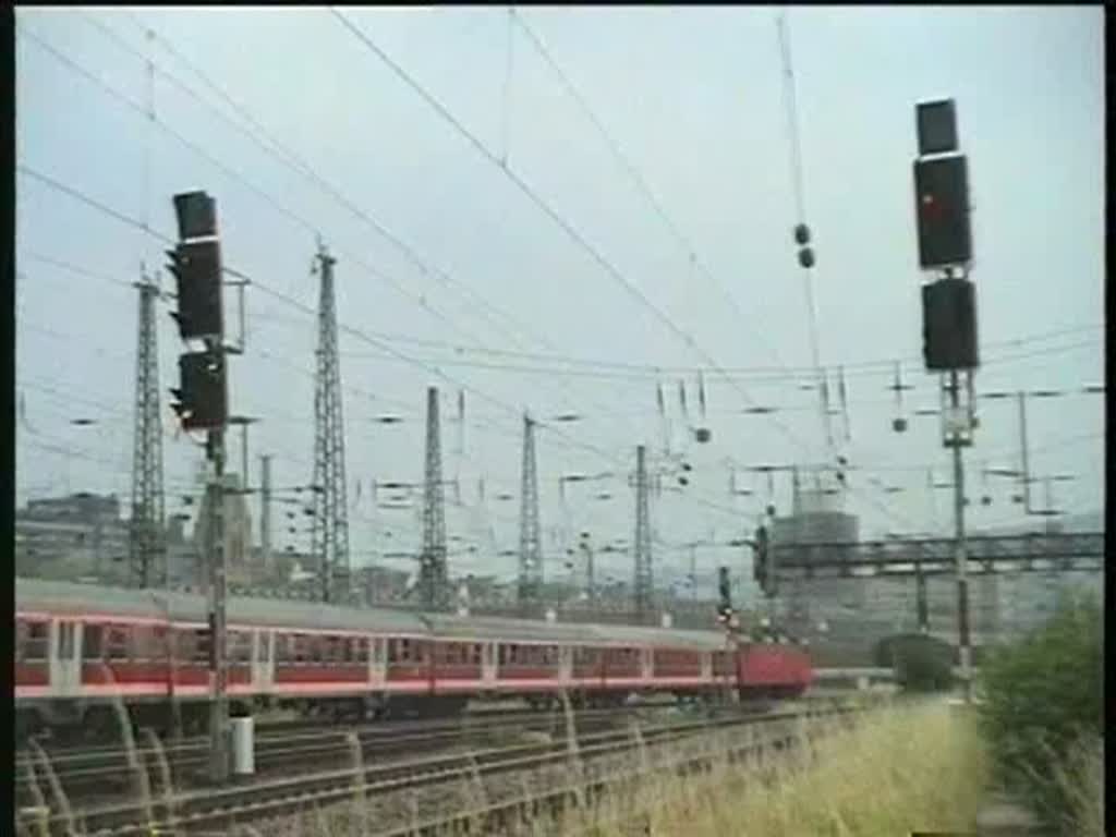 Einige ein-und ausfahrende Reisezge nach Hagen Hbf.
ICE2,  Nachtexpress S-Bahn, usw.
Aufn. 2006 auf VHS.