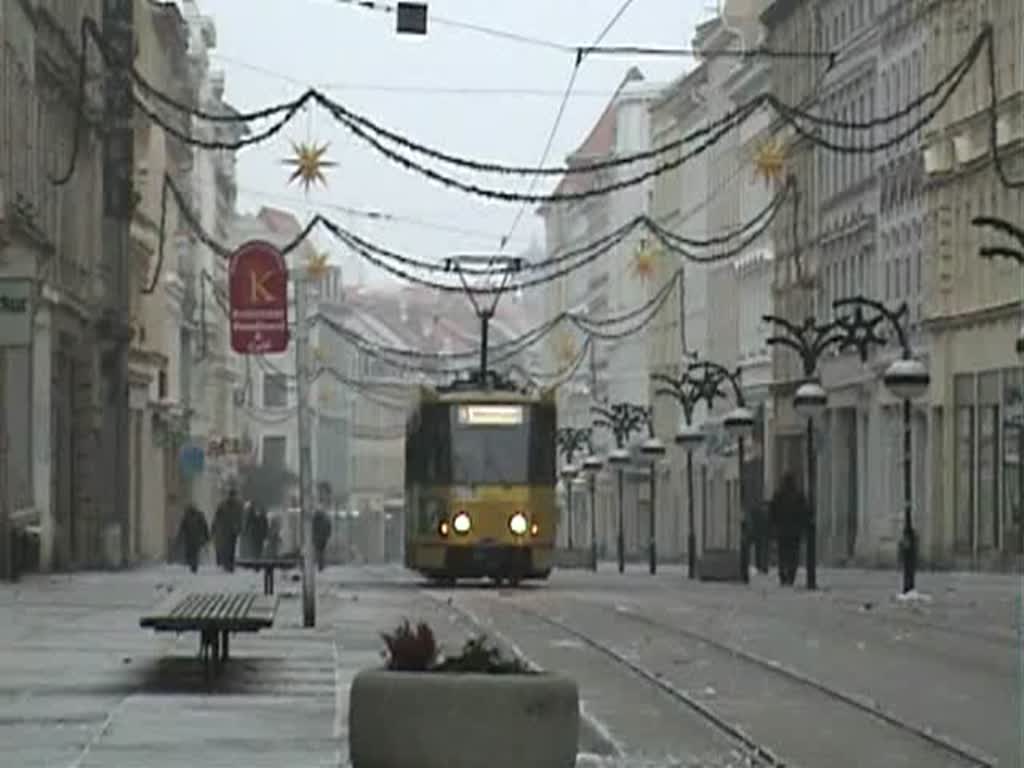 Endlich Straenbahnvideos von Grlitz: Zwei KT4D begegnen sich an der Kurve zum Bahnhof planmig. 
01.Januar 2009