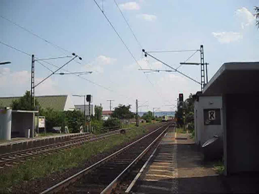 ES 64 U2-064  Boxxpress  durchfuhr am 25.6.10 mit Containerzug den Bahnhof Himmelstadt in Richtung Gemnden. Gru an den Tf.