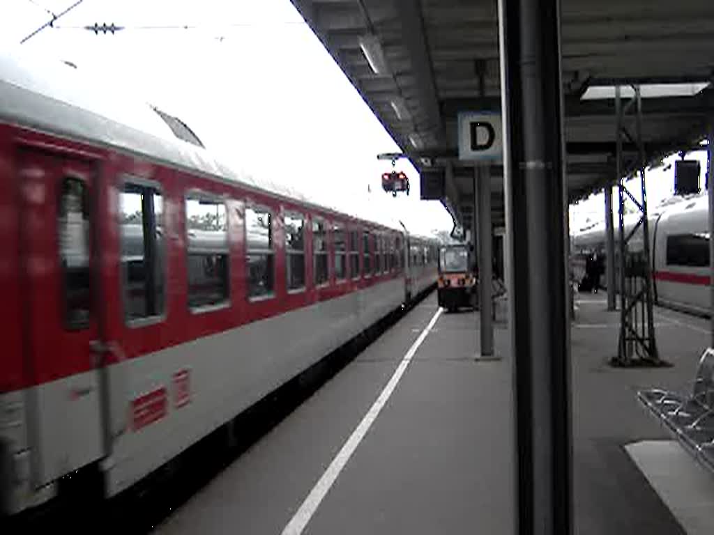 Fahrplanmiger ICE-Ersatzzzug IC 79699 nach Mnchen im Stuttgarter Hbf um 18:12 Uhr. Dieses Video zeigt die rotlackierten ausgeliehenen Wagen, die dem CNL gehren.