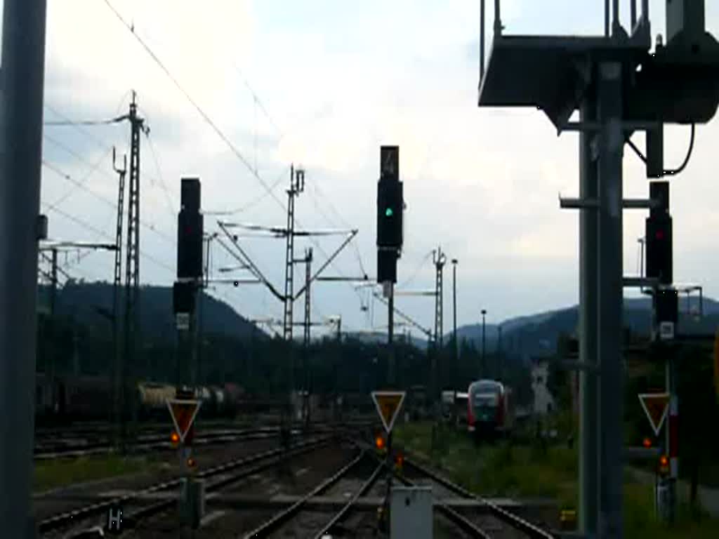 Fahrt mit 40 km/h - eine RB nach Lichtenfels verlsst Saalfeld (Saale) auf Gleis 2. Geschoben wird die 3er-Dosto-Garnitur von der 143 068-5. (08.08.2009)