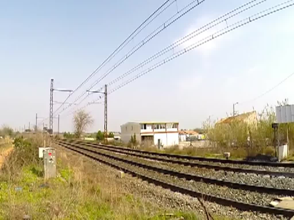 Frankreich, Languedoc, Hérault, ein TGV Réseau (25kV AC, 1,5 kV DC, 3 kV DC) 4551 in Saint-Aunès, einige Kilometer östlich von Montpellier auf der klassischen 1,5 kV DC Strecke. 03.2015
