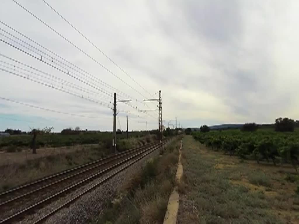 Frankreich, Languedoc-Roussillon, Hérault, Villeneuve-lès-Maguelone, auf der Strecke Sète-Montpellier. Die zwei 4-teiligen ET 27895 und 27535 der SNCF fahren von Sête in Richtung Montpellier. 30.08.2014
