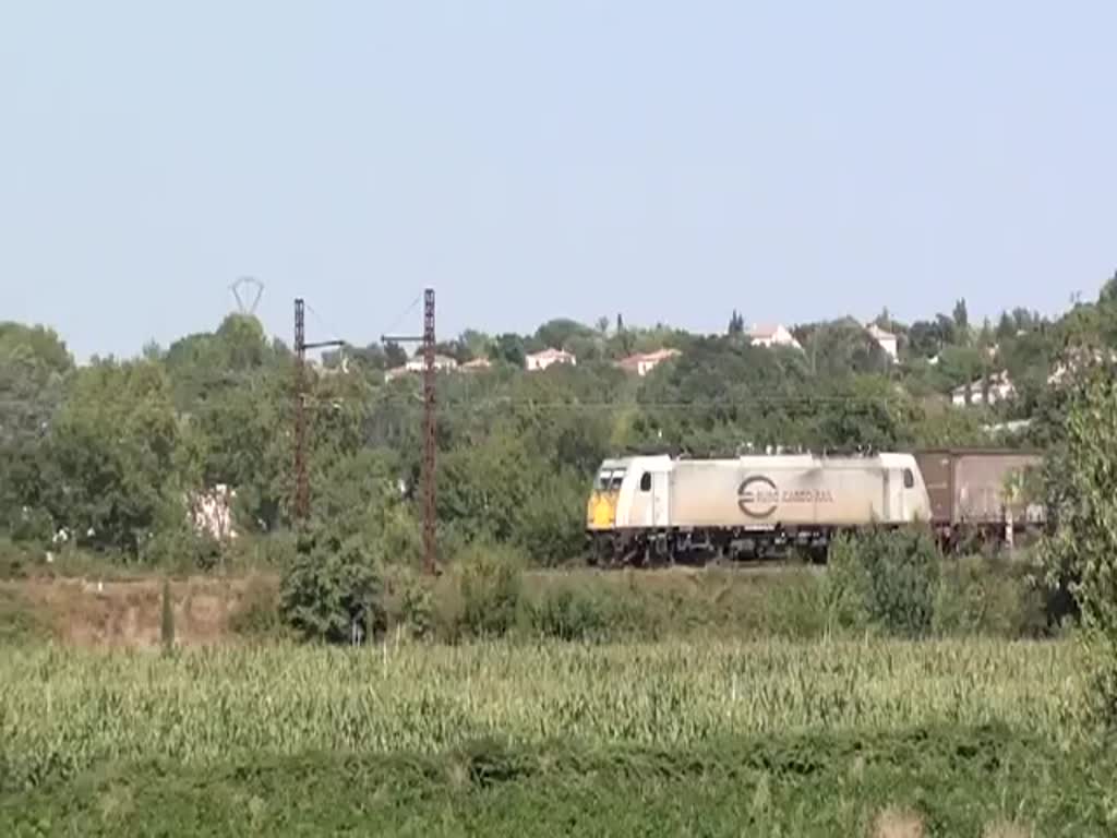 Frankreich, SNCF, Region Languedoc-Roussillon, Containerzug, gezogen von einer ECR Bombardier Traxx E 186, hier unter 1,5 kV Gleichstrom, zwischen Saint-Aunès und Montpellier. 31.08.2013