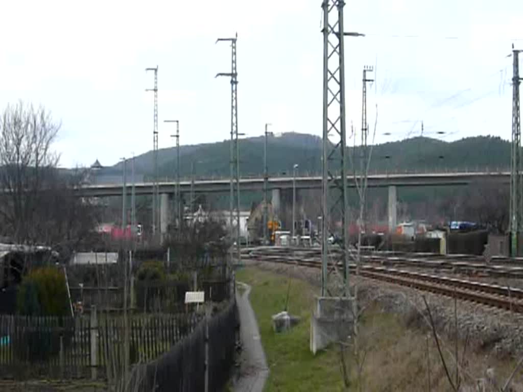 Gleich hat die etwas kurz geratene RB aus Naumburg (Saale) Hbf den Bahnhof Saalfeld (Saale) erreicht. Der erste Dosto trgt den weien Streifen unter dem Oberstock viel hher als der Steuerwagen! (22.03.2009)