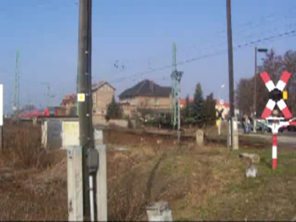 Hier beschleunigt der RE2 aus dem Bahnhof Lbbenau/Spreewald raus. Dieser kam aus Wittenberge/Wismar und fhrt weiter nach Cottbus. Datum: 30.12.2005