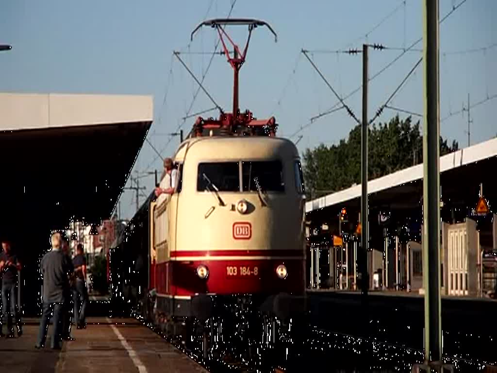 Hier fhrt die 103 184-8 am 03.06.2010 um 19.28 Uhr pnktlich von Gleis 4 aus Braunschweig zurck nach Bonn. Der Zug kam aus Wernigerode.