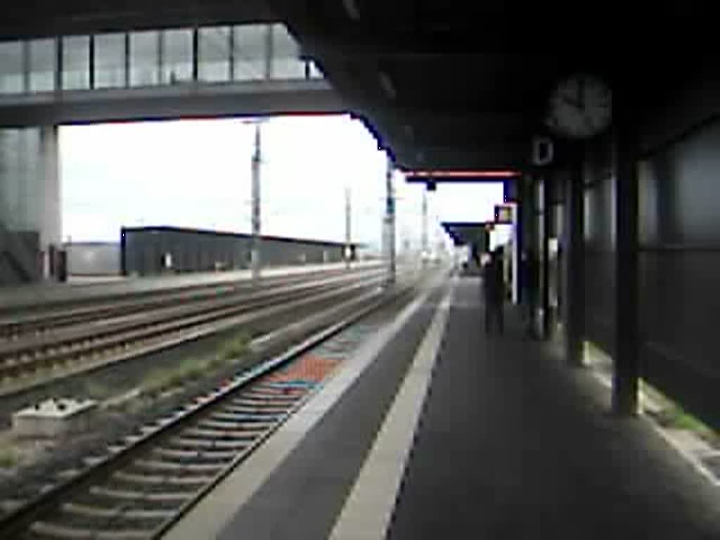 Hier kommt der ICE aus Kln auf der Fernstrecke Rhein/Main am Bahnhof Limburg Sd, ich knnte leider nicht erkennen welches Endziel dieser Zug ansteuert.