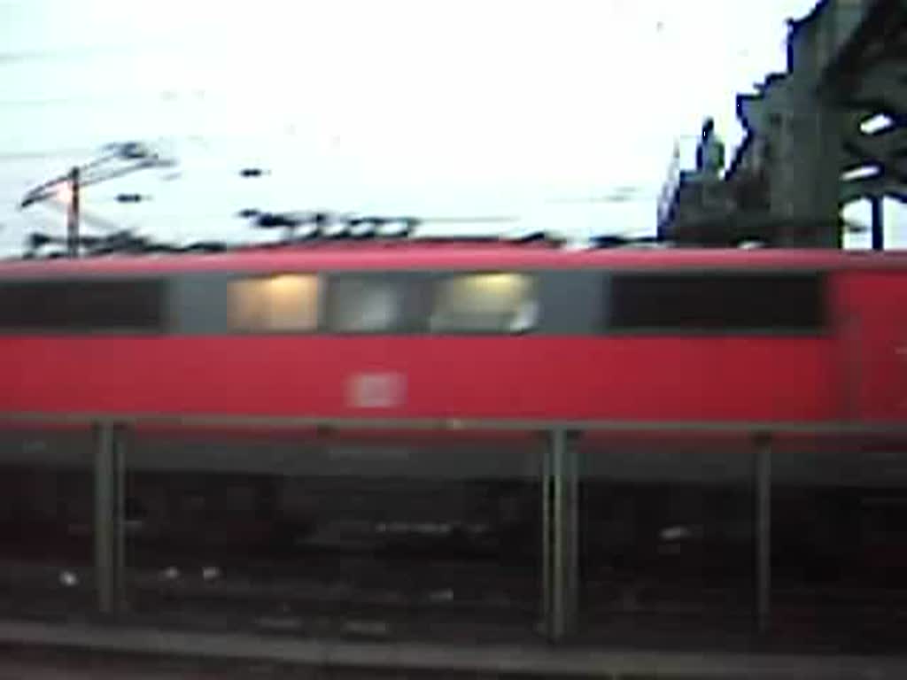 Hier sieht man die Baureihe 111 mit ihrem Regionalexpress 9 auf der Fahrt von Aachen nach Siegen/Gieen. Das Foto zeigt den Zug bei der Ausfahrt aus dem Klner Hauptbahnhof und der berquerung der Hohenzollernbrcke...