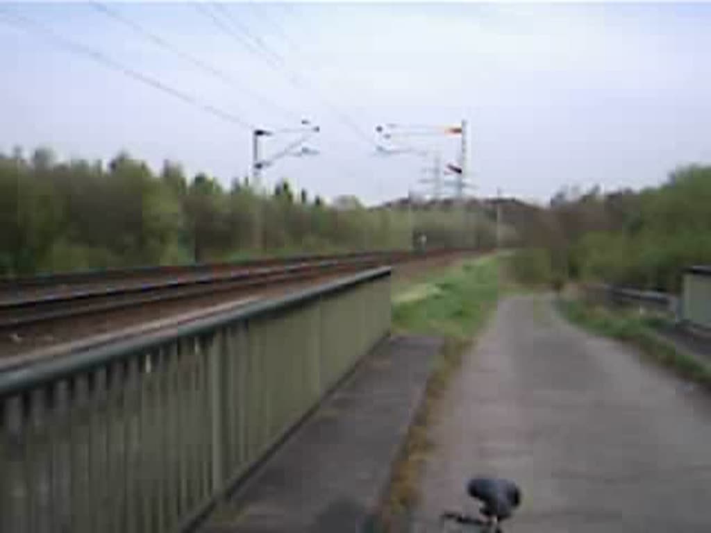 Hier sieht man einen ICE der Baureihe 402 auf der Hamm-Osterfelder Bahn, diese Strecke ist nicht sein regulrer Weg da die Bahnstrecke Hamm-Dortmund wegen Gleisarbeiten gesperrt ist.