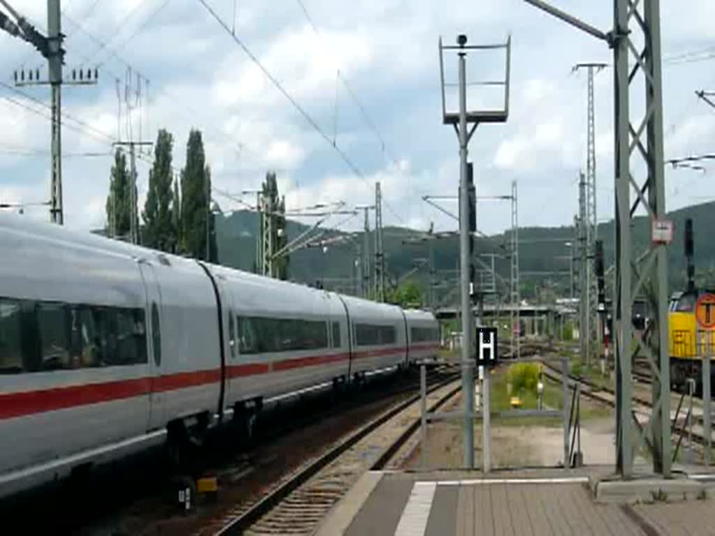 Hier verlsst der 50 Minuten versptete ICE 1708 am 20.05.2009 den Bahnhof Saalfeld (Saale) in Richtung Berlin Hbf (tief).
