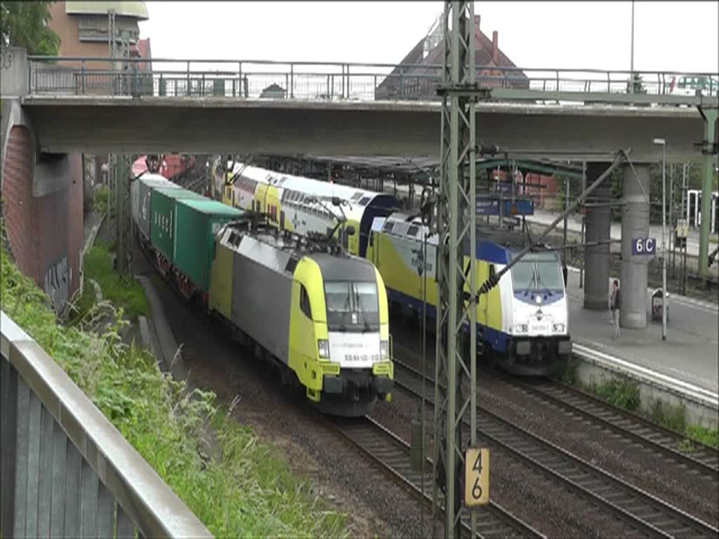 Hochbetrieb in Hamburg-Harburg am 17. Juni 2011. Metronom mit 246 008 aus Hamburg fhrt ein und Containerzug mit ES 64 U2-010 fhrt durch.