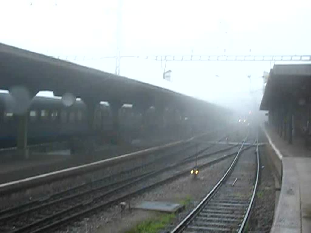 Hupend braust ein ETR 470 durch Gschenen am 22.08.2009 und verschwindet im Nebel(Bahnbildertreffen).