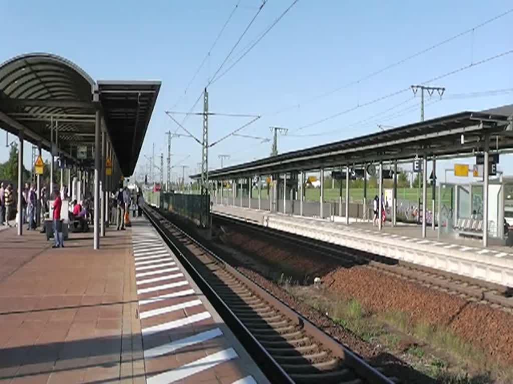 IC 2039 von Oldenburg(Oldb) nach Leipzig Hbf durchfhrt hier den Bahnsteig Leipzig/Messe.Aufgenommen am 01.10.2011 in Leipzig