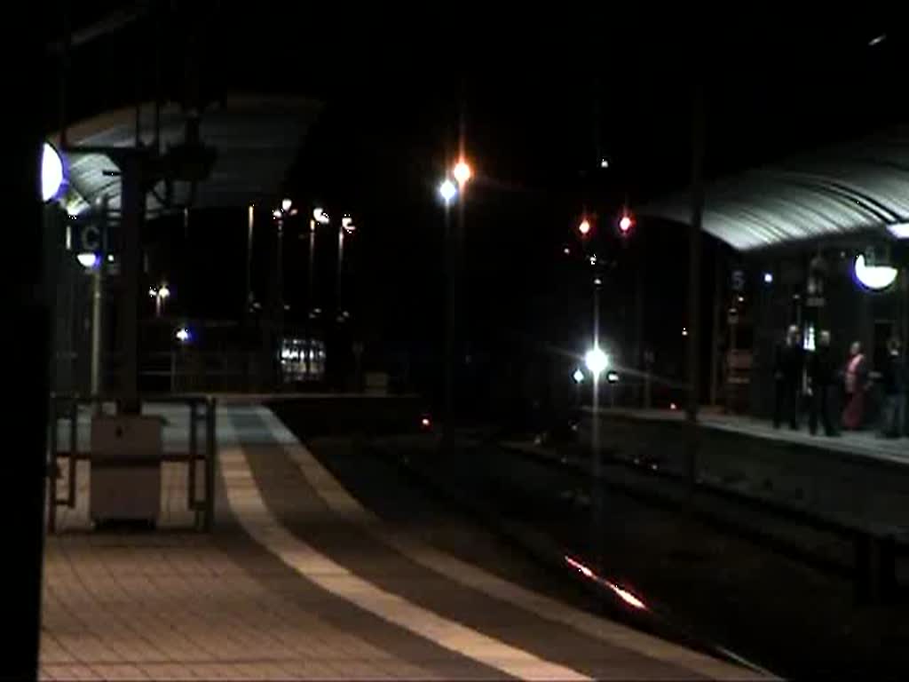 IC 2801, der hier den zweiten Zugteil des ICE 1615 ersetzt, durchfhrt Saalfeld (Saale) mit etwa 35 Minuten Versptung in Richtung Mnchen Hbf. (15.11.2009)