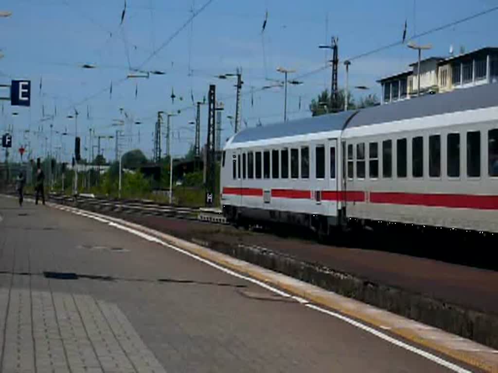 IC 79670 verlsst den Bahnhof Weimar auf Gleis 3 in Richtung Wiesbaden. An der Spitze ein Steuerwagen der Bauart Bimdzf und am Ende die 101 094-1. Auch ein lustiges Kind direkt neben mir ist begeistert! :-)