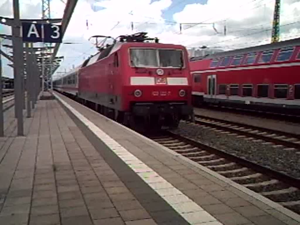 IC2477 von Rostock Hbf.nach Hamburg-Altona.kurz vor der Ausfahrt im Rostocker Hbf.(05.05.08)
